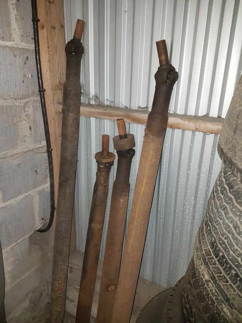 Kardan axlar med Yoke för TH 350låda ,finns i följande längder med cc mått knutkors 114cm,125cm,163cm &170cm 1200kr/st